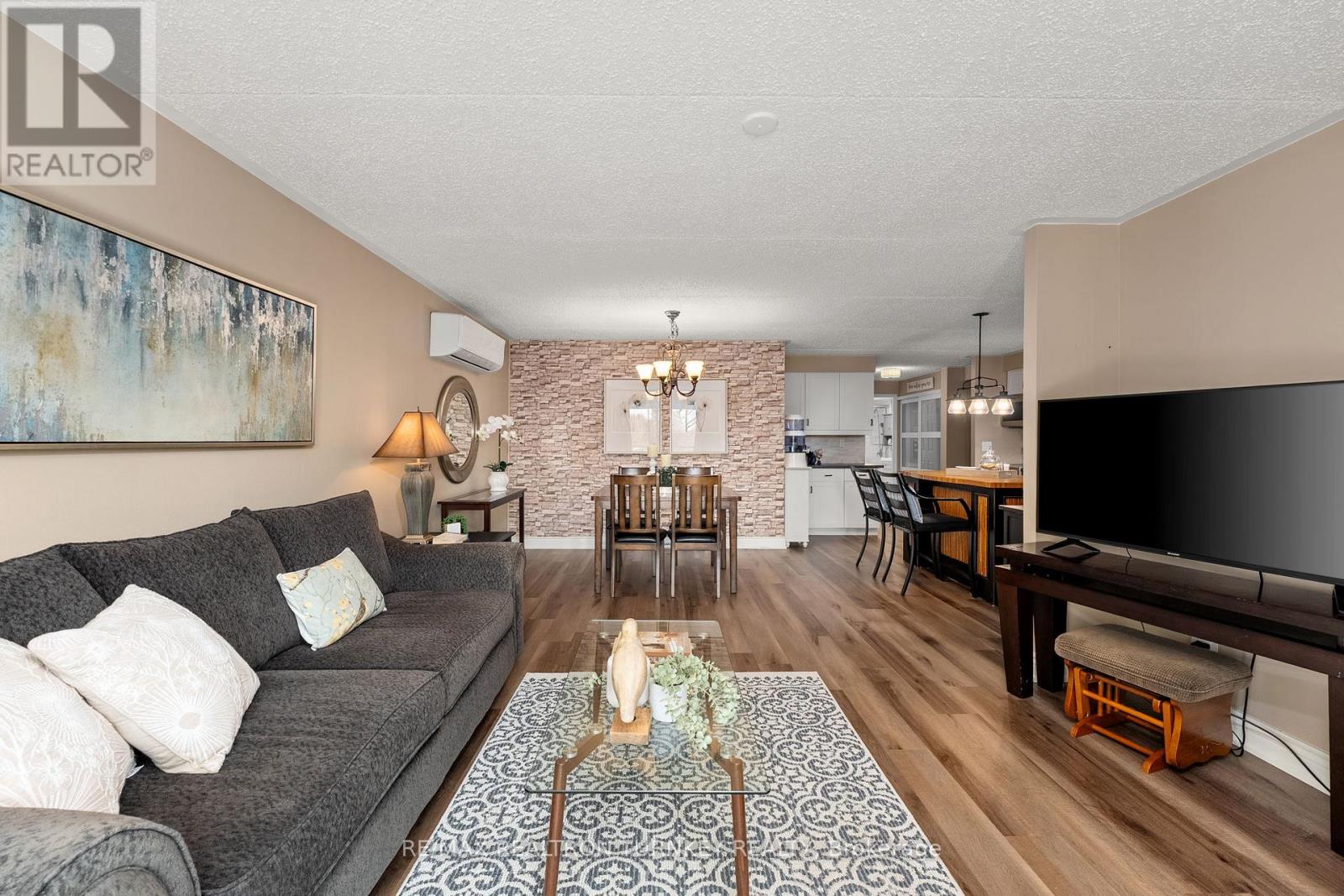 102 - 74 The Queensway S, Georgina, Ontario  L4P 1Z3 - Photo 10 - N12567084