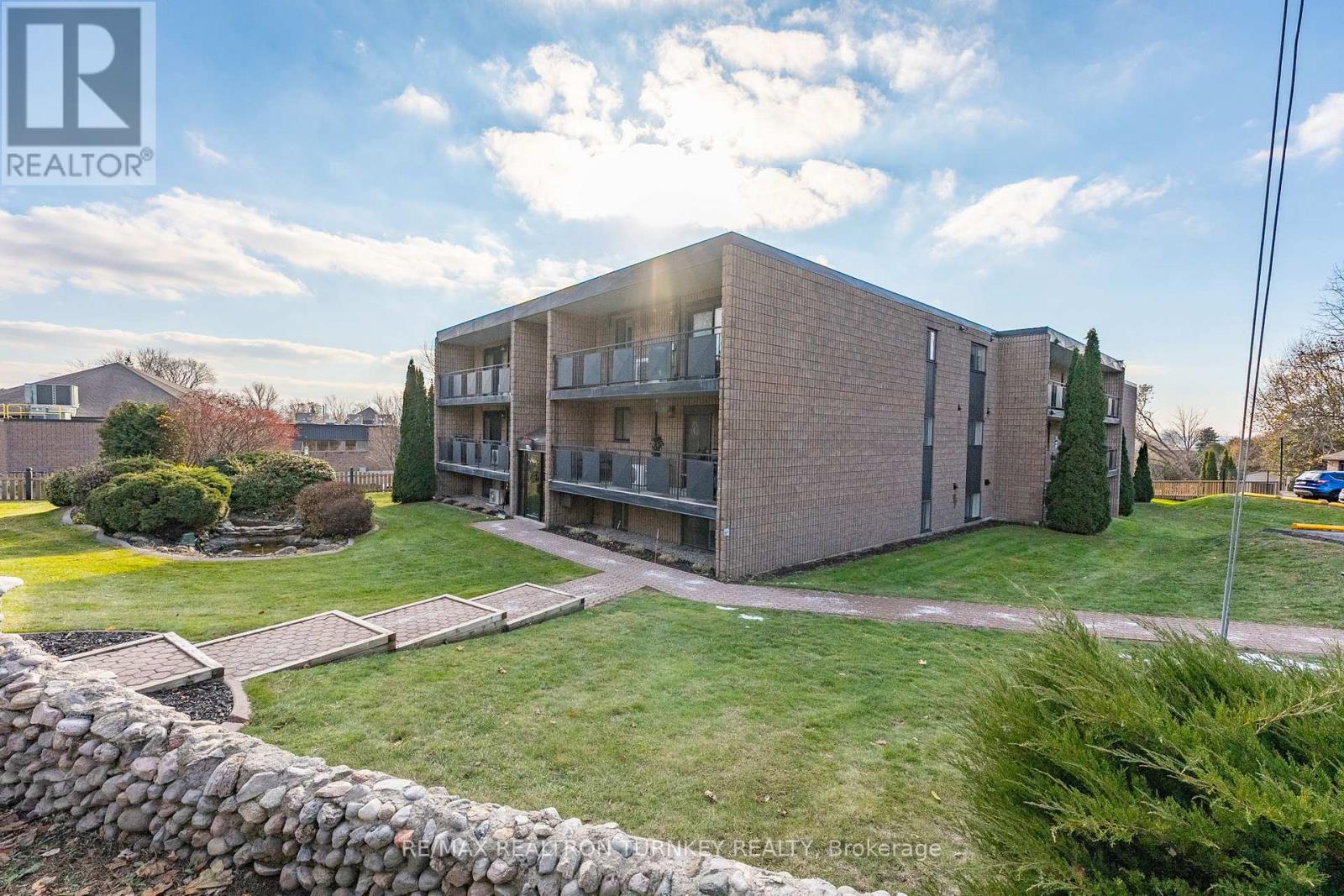 102 - 74 The Queensway S, Georgina, Ontario  L4P 1Z3 - Photo 3 - N12567084