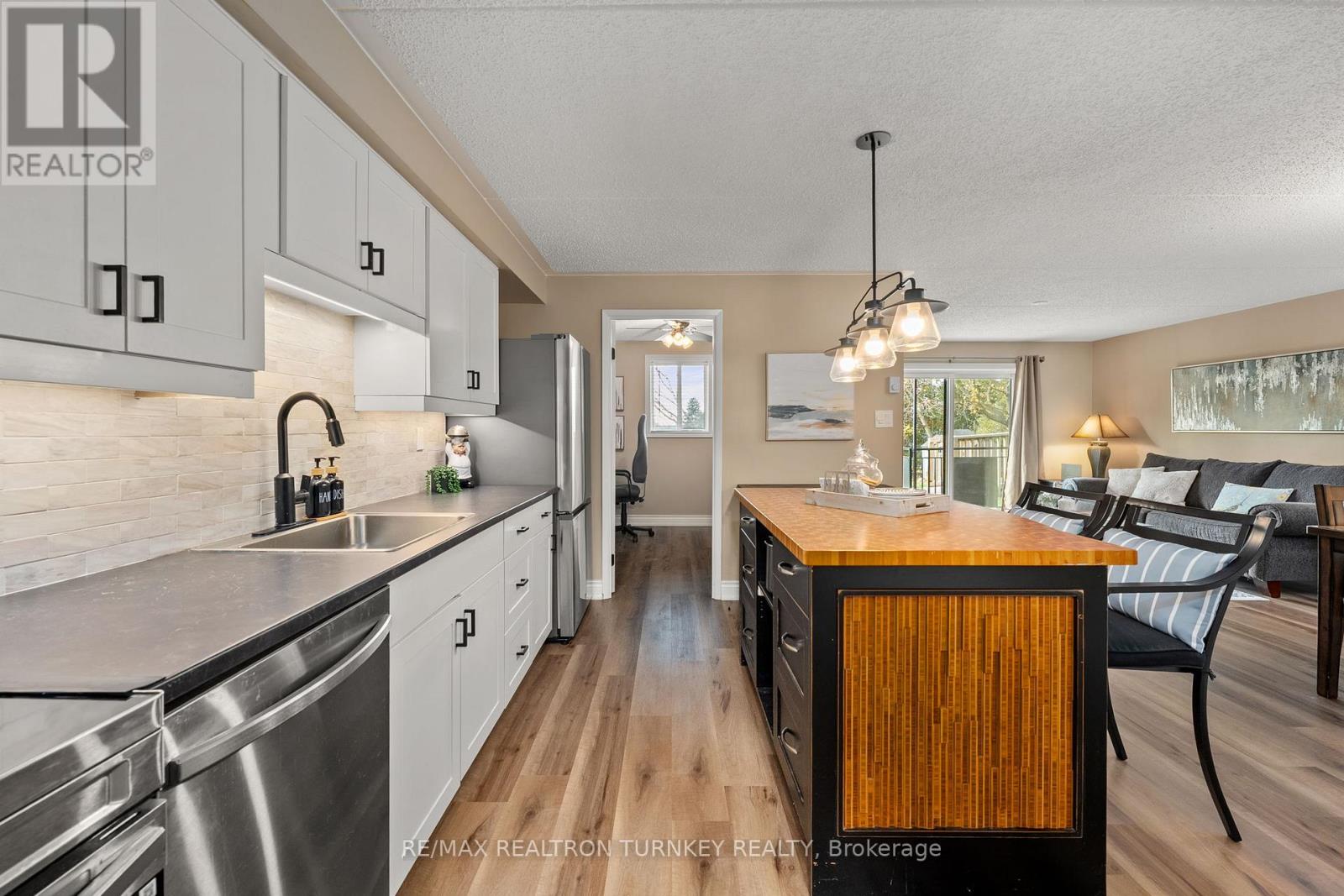 102 - 74 The Queensway S, Georgina, Ontario  L4P 1Z3 - Photo 5 - N12567084