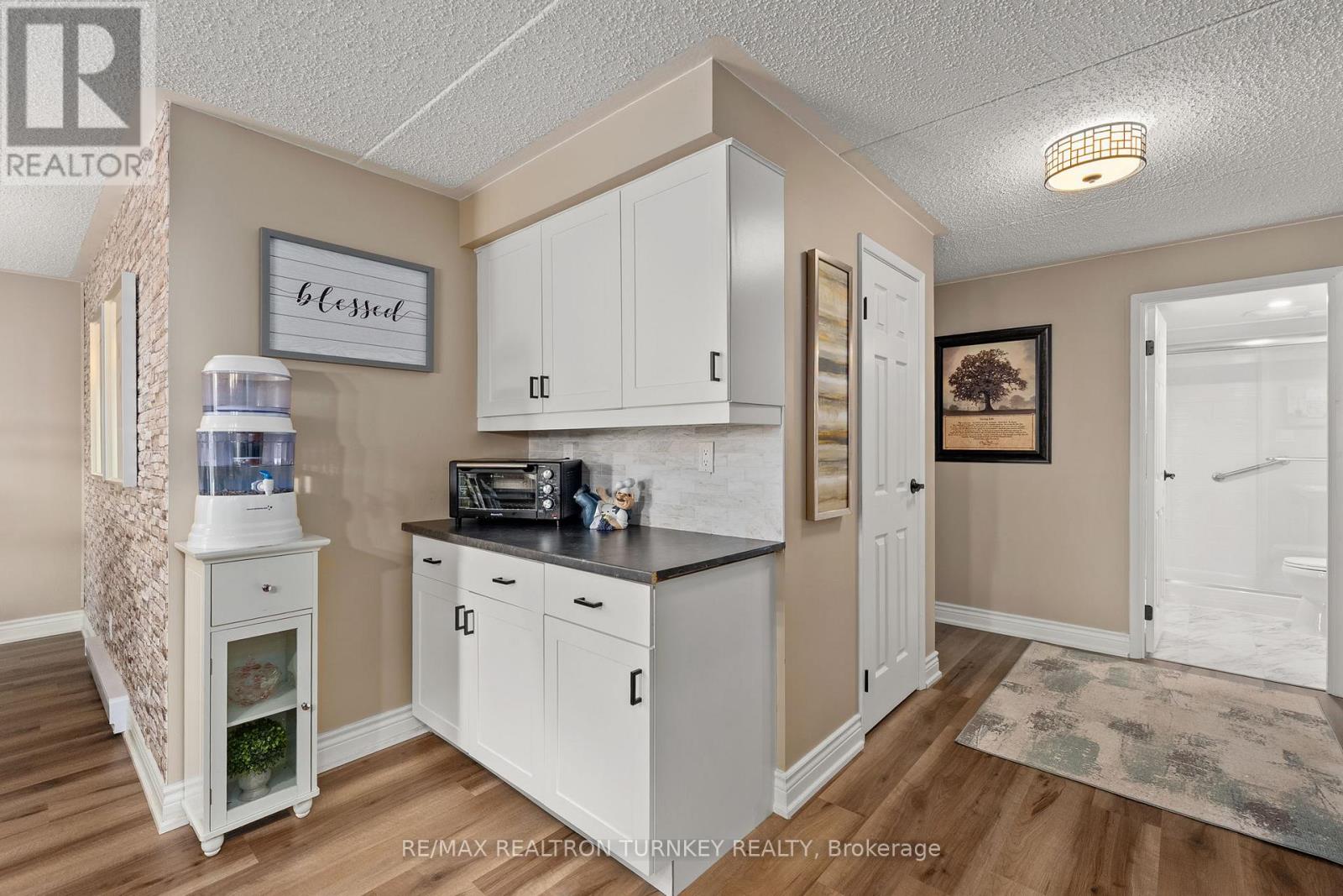 102 - 74 The Queensway S, Georgina, Ontario  L4P 1Z3 - Photo 6 - N12567084