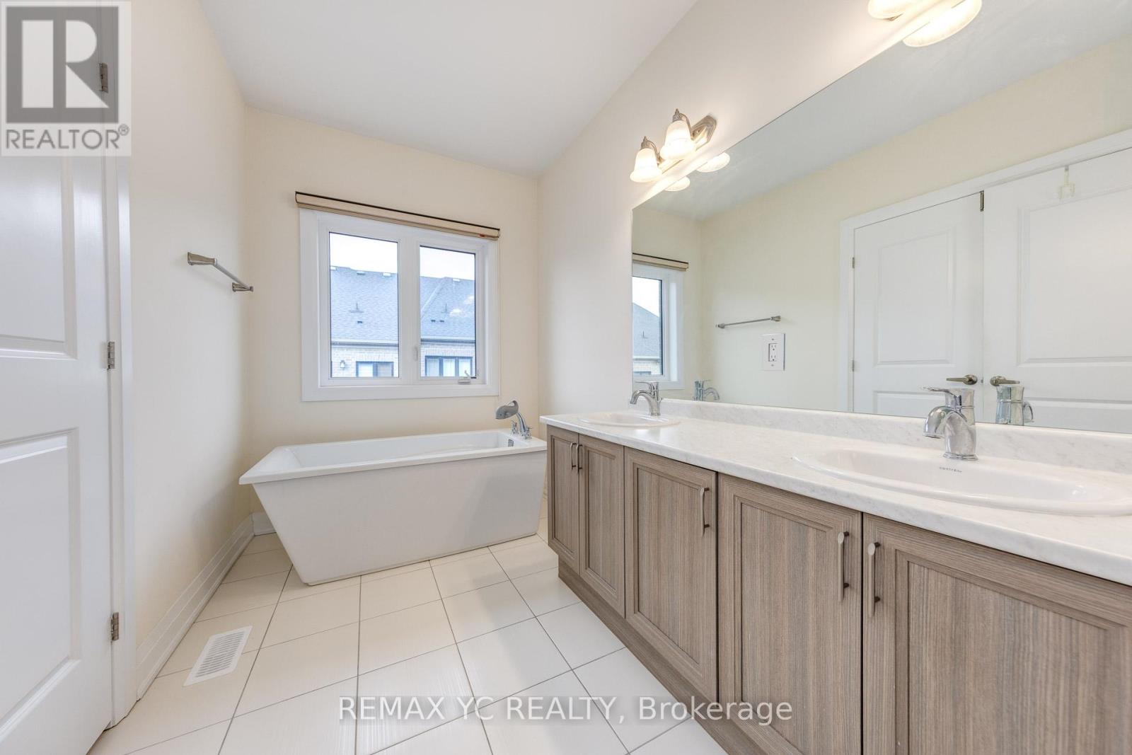 33 Duncombe Lane, Richmond Hill, Ontario  L4C 1C2 - Photo 22 - N12567088