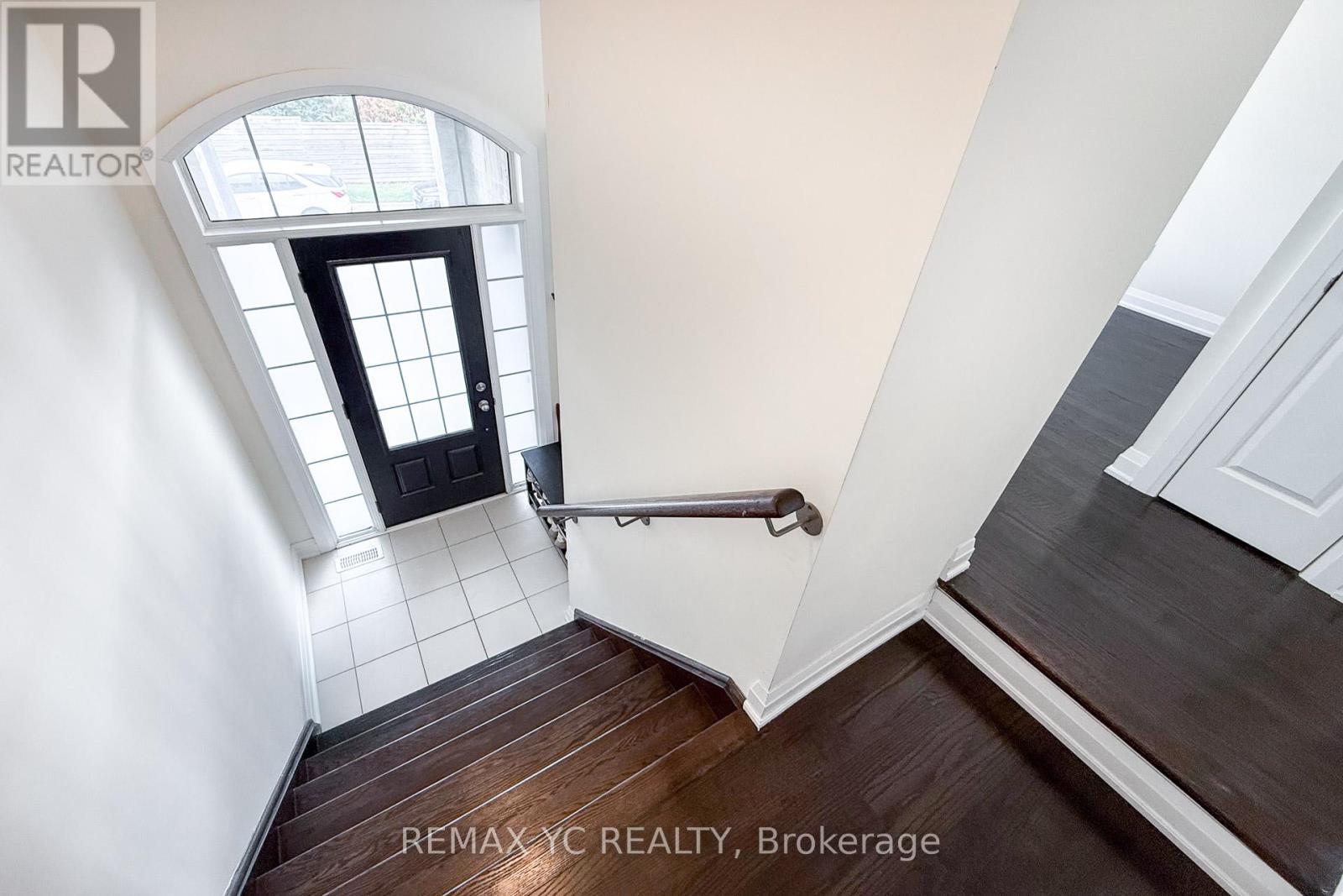 33 Duncombe Lane, Richmond Hill, Ontario  L4C 1C2 - Photo 4 - N12567088