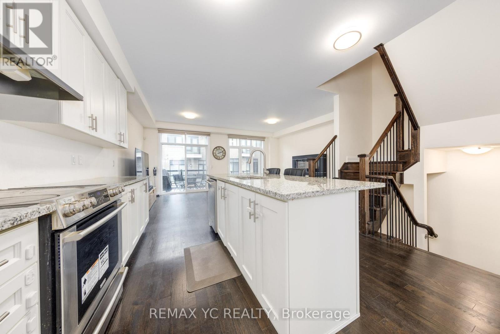 33 Duncombe Lane, Richmond Hill, Ontario  L4C 1C2 - Photo 8 - N12567088