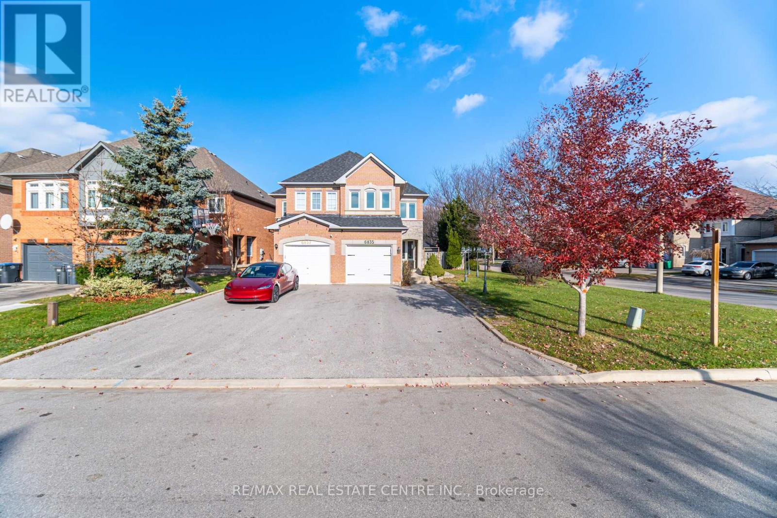 6835 Dillingwood Drive, Mississauga, Ontario  L5N 6Z9 - Photo 4 - W12567062