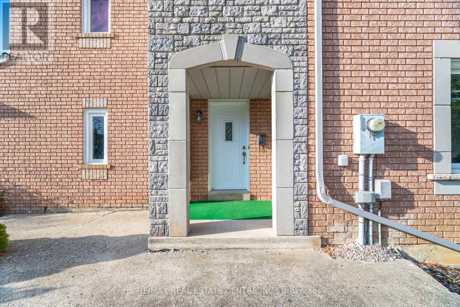 6835 Dillingwood Drive, Mississauga, Ontario  L5N 6Z9 - Photo 8 - W12567062