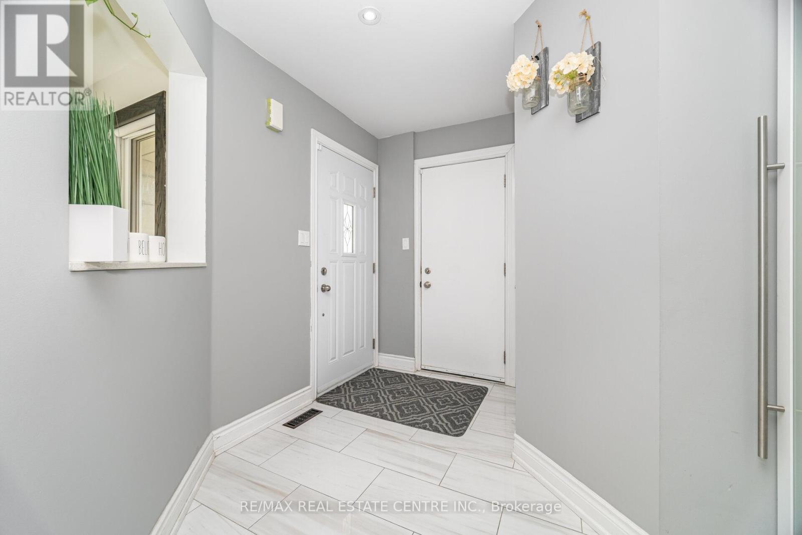 6835 Dillingwood Drive, Mississauga, Ontario  L5N 6Z9 - Photo 9 - W12567062