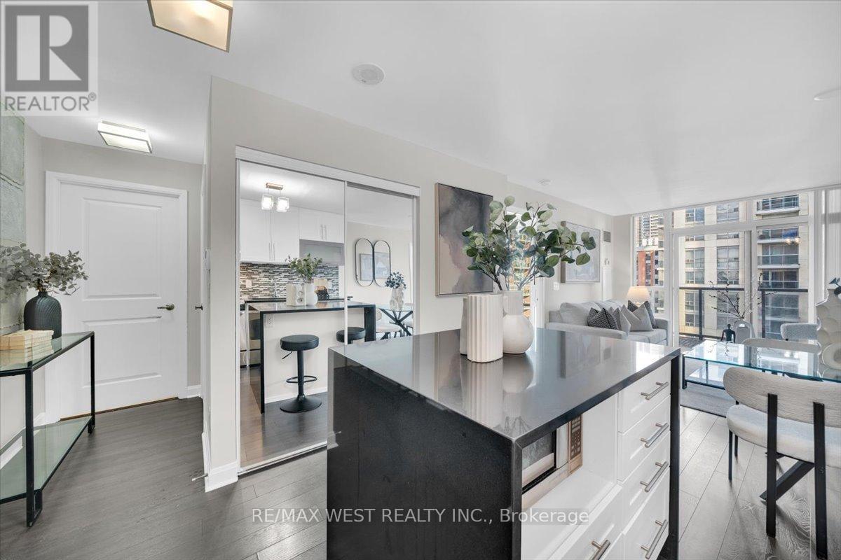 1011 - 1 Michael Power Place, Toronto, Ontario  M9A 0A1 - Photo 5 - W12567074