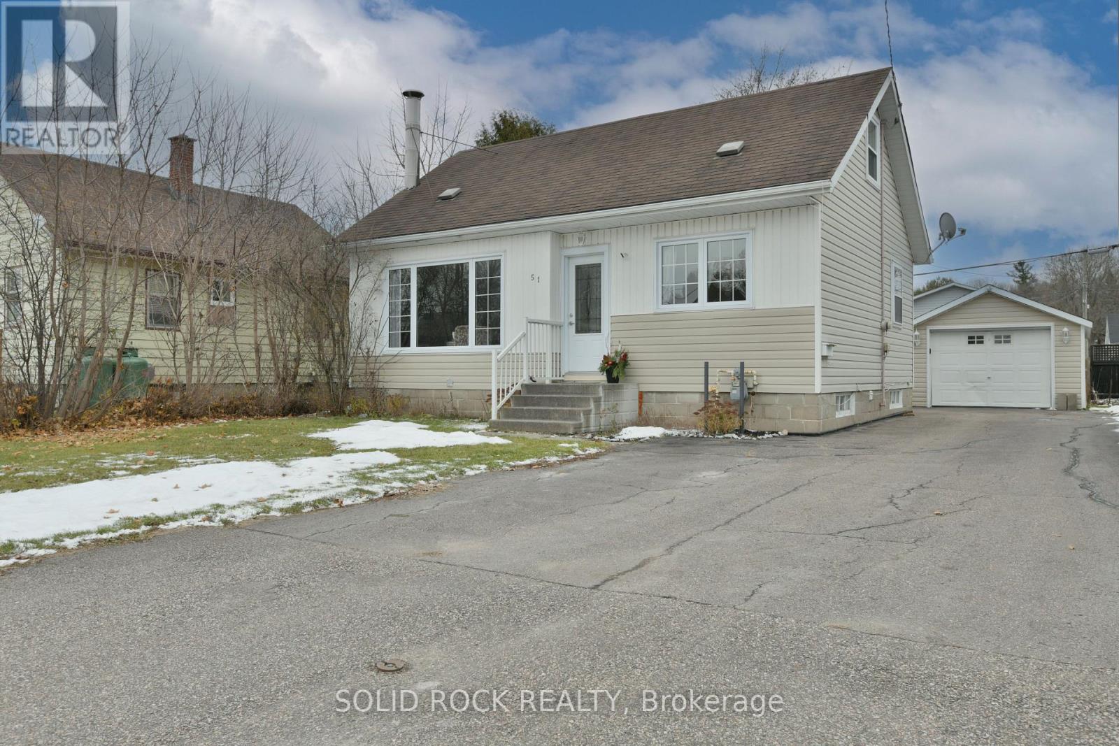 51 BARNET BOULEVARD, Renfrew, Ontario