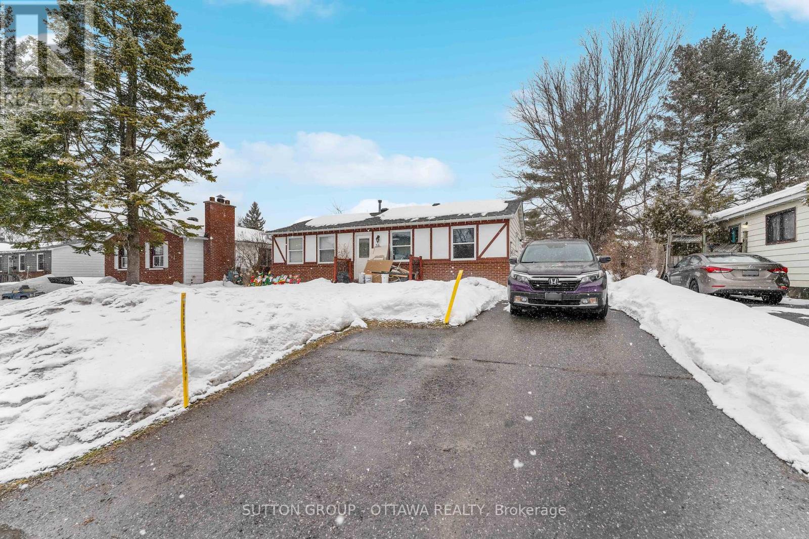 B - 20 Dundegan Drive, Ottawa, Ontario  K2L 1P8 - Photo 1 - X12567216
