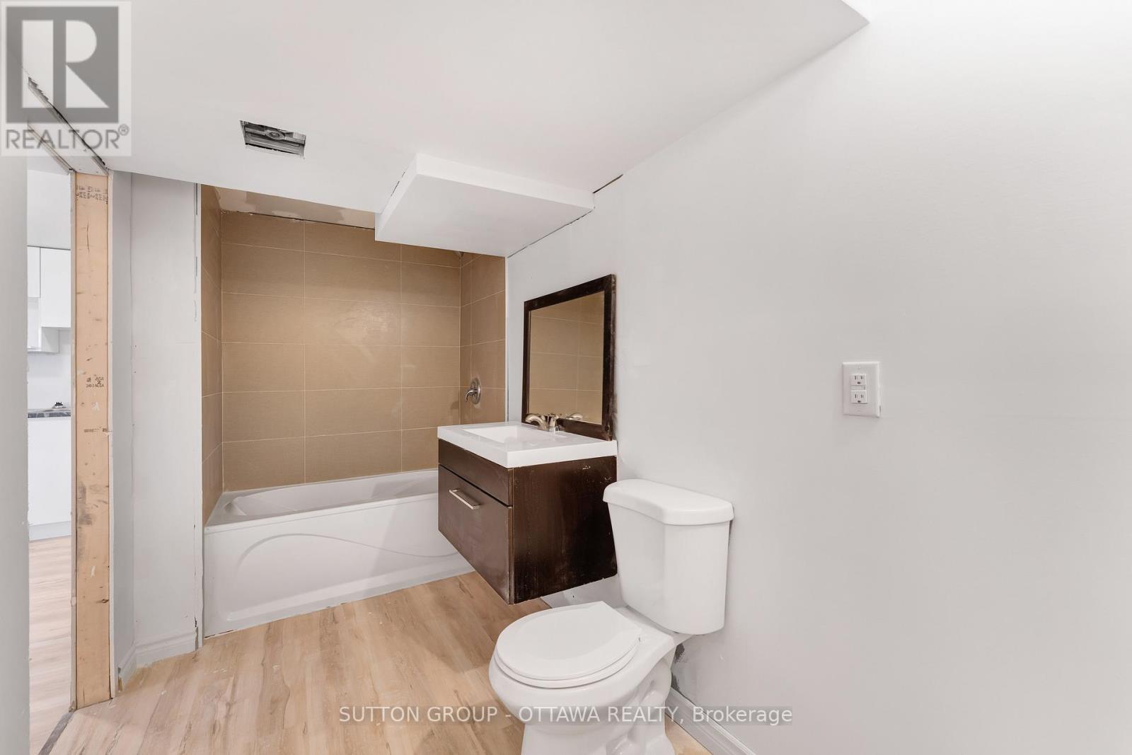 B - 20 Dundegan Drive, Ottawa, Ontario  K2L 1P8 - Photo 6 - X12567216