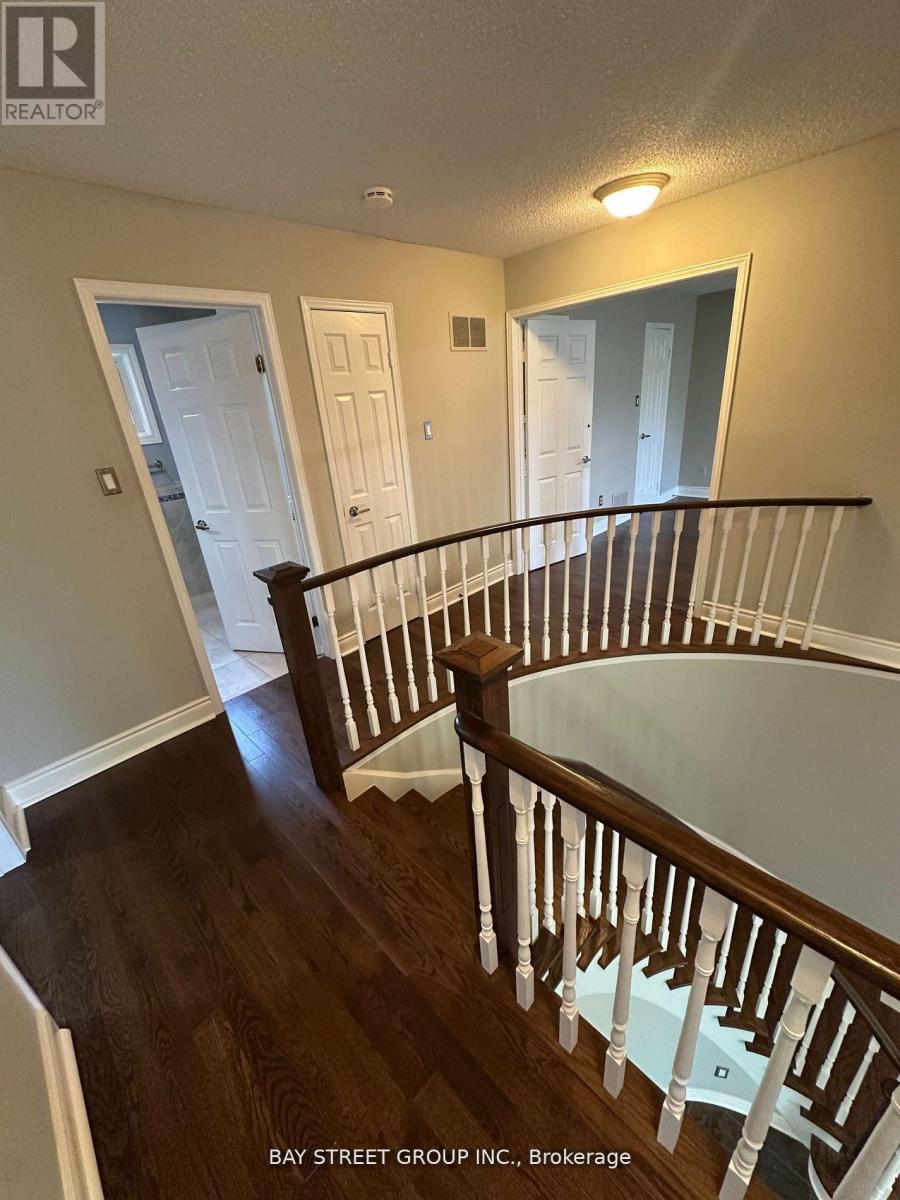 9 Chadburn Crescent, Aurora, Ontario  L4G 4T4 - Photo 9 - N12566266