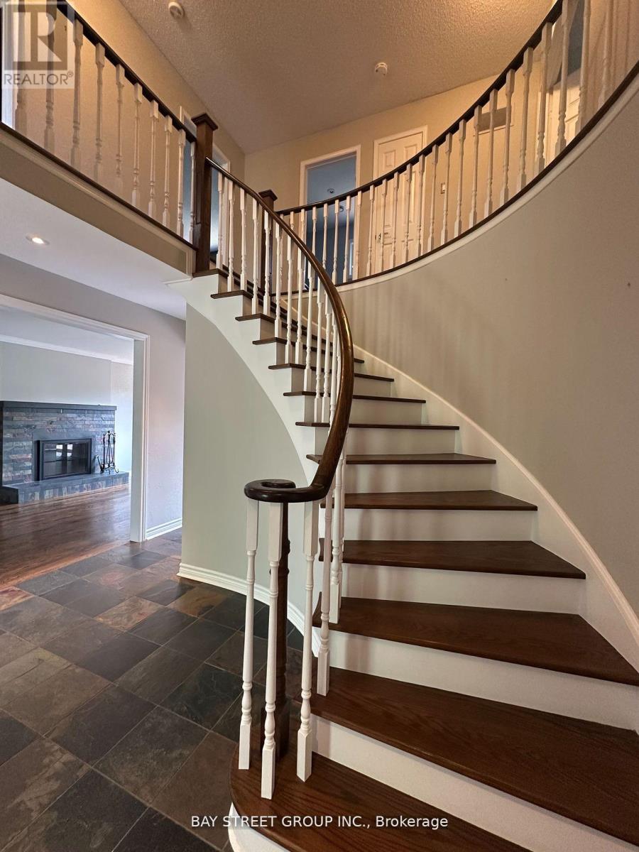 9 Chadburn Crescent, Aurora, Ontario  L4G 4T4 - Photo 11 - N12566266