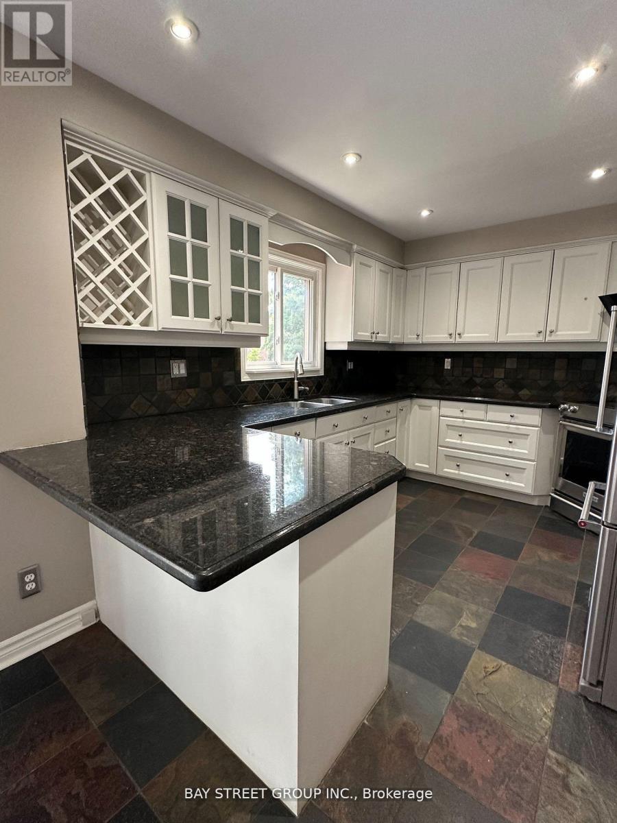 9 Chadburn Crescent, Aurora, Ontario  L4G 4T4 - Photo 7 - N12566266