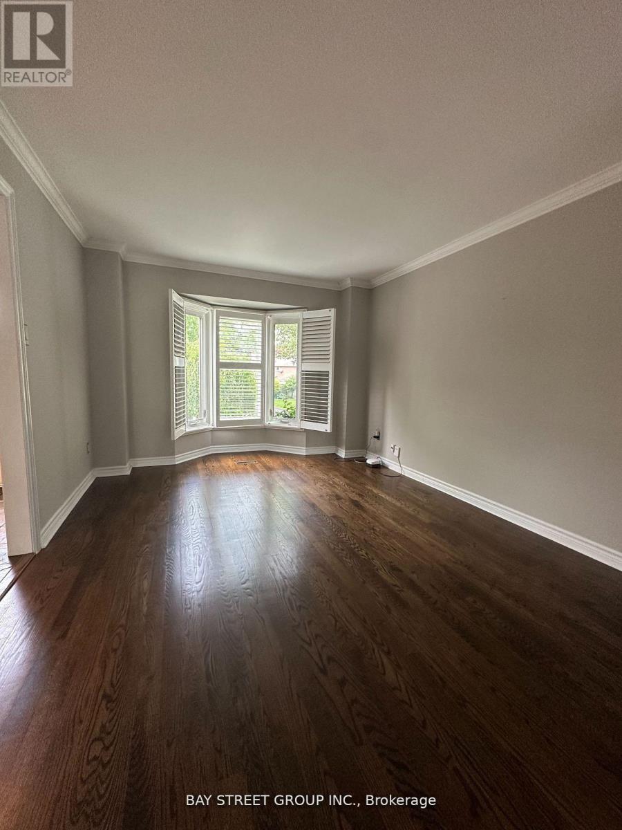 9 Chadburn Crescent, Aurora, Ontario  L4G 4T4 - Photo 2 - N12566266