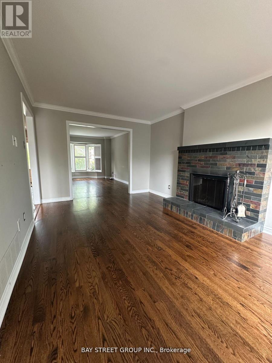 9 Chadburn Crescent, Aurora, Ontario  L4G 4T4 - Photo 3 - N12566266