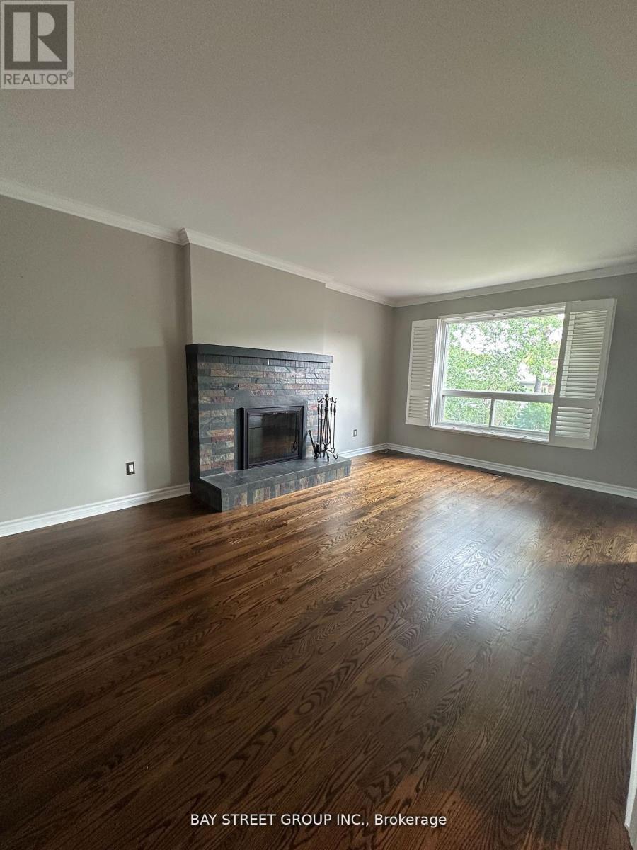 9 Chadburn Crescent, Aurora, Ontario  L4G 4T4 - Photo 4 - N12566266