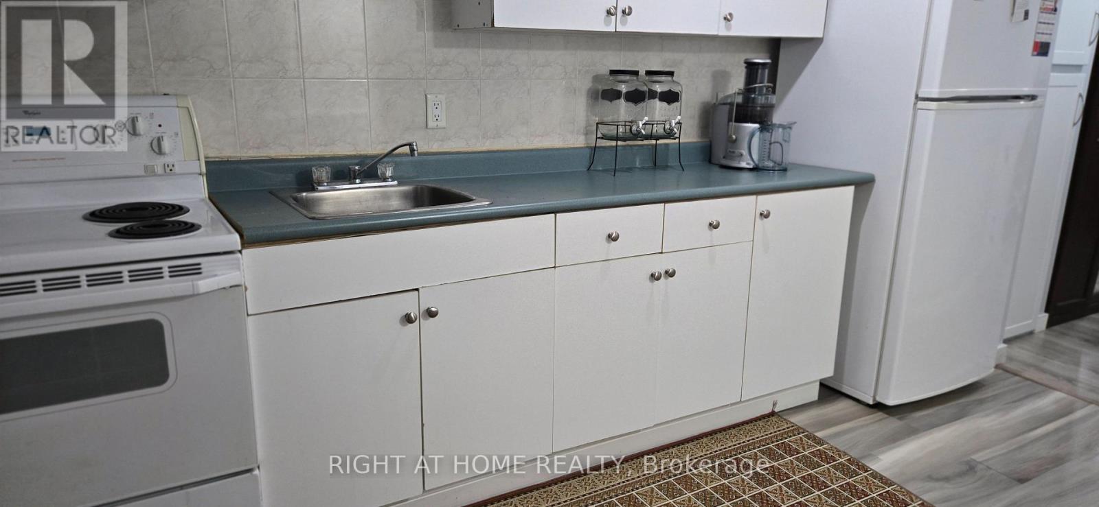 # 7 - 2655 Gananoque Drive, Mississauga, Ontario  L5N 3A6 - Photo 3 - W12562564