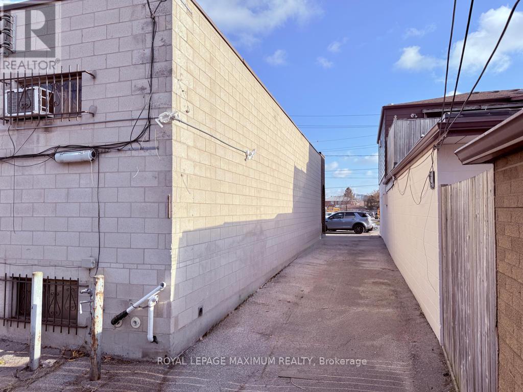 1654 Jane Street, Toronto, Ontario  M9N 2S1 - Photo 11 - W12567210