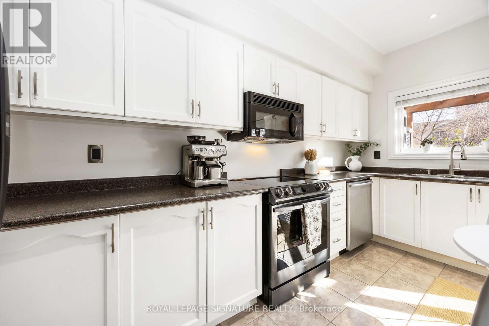 9 Harbourview Crescent, Toronto, Ontario  M8V 4A6 - Photo 10 - W12567306