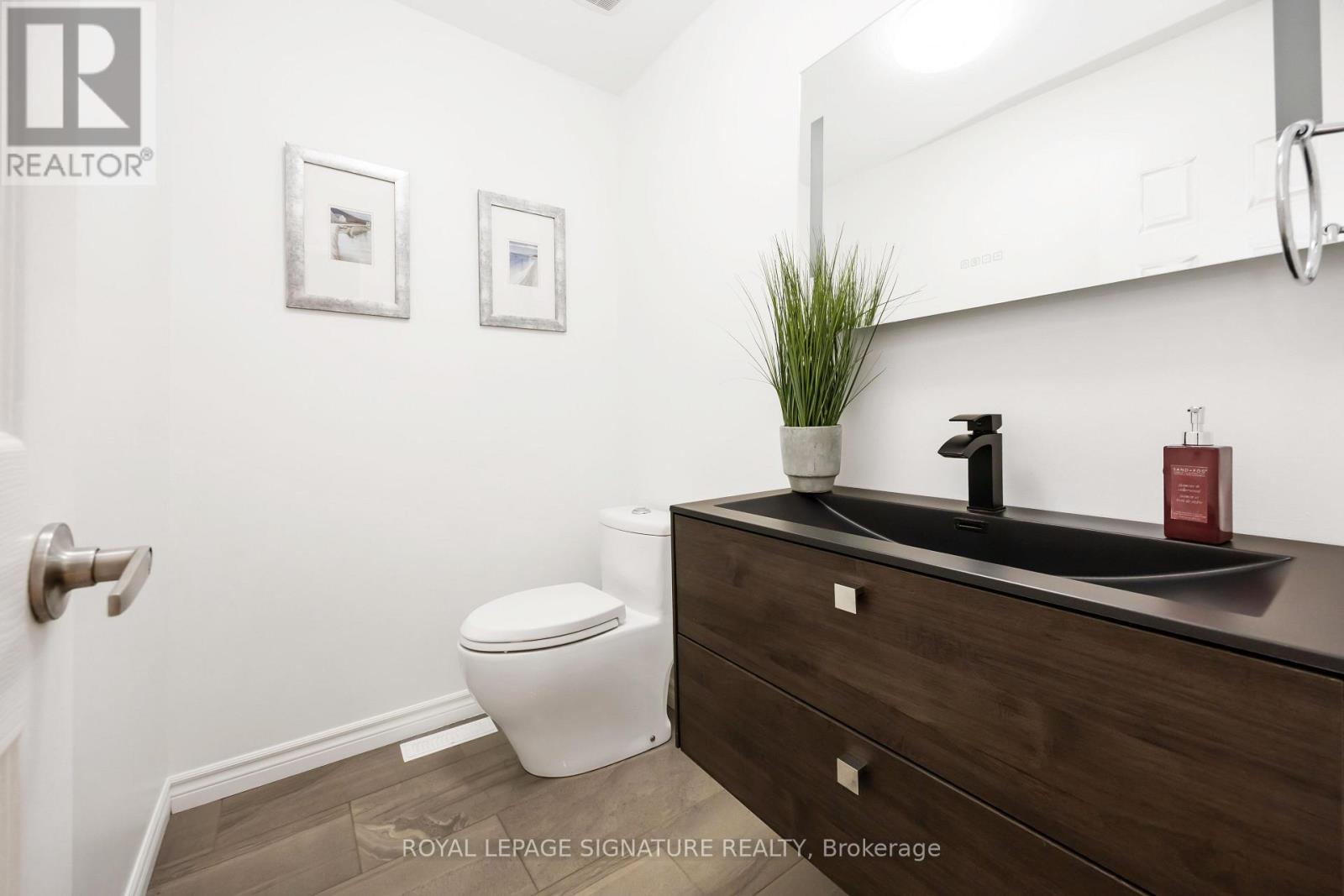 9 Harbourview Crescent, Toronto, Ontario  M8V 4A6 - Photo 11 - W12567306