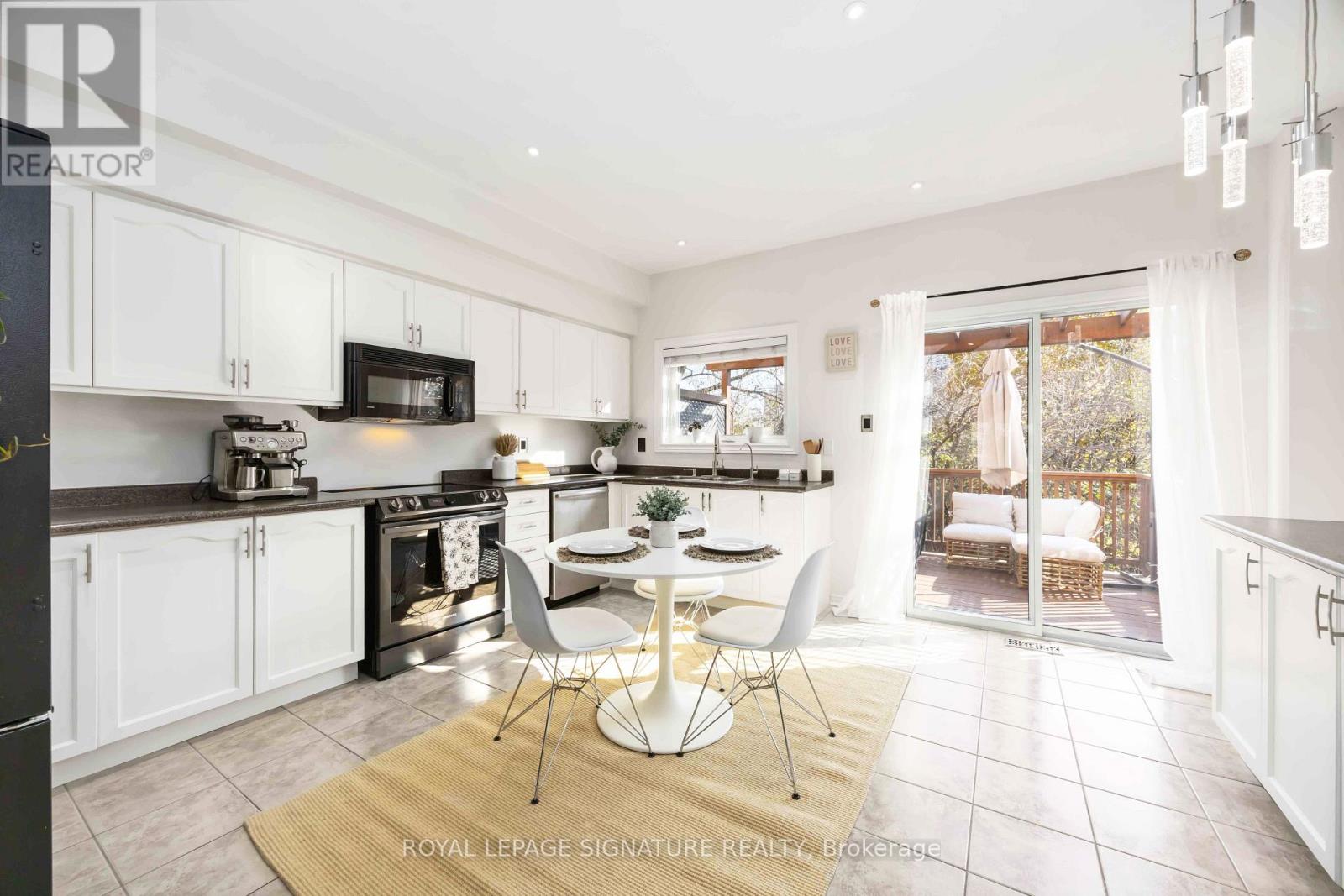 9 Harbourview Crescent, Toronto, Ontario  M8V 4A6 - Photo 7 - W12567306