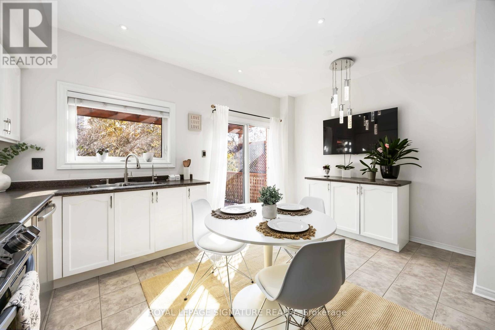 9 Harbourview Crescent, Toronto, Ontario  M8V 4A6 - Photo 9 - W12567306