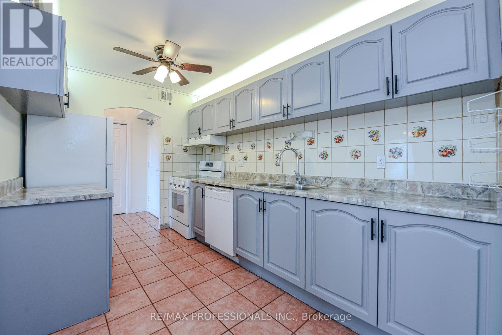 302 - 362 The East Mall, Toronto, Ontario  M9B 6C4 - Photo 6 - W12567328