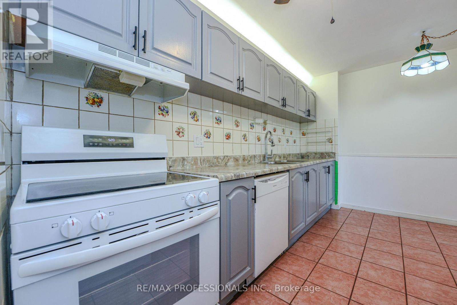 302 - 362 The East Mall, Toronto, Ontario  M9B 6C4 - Photo 8 - W12567328