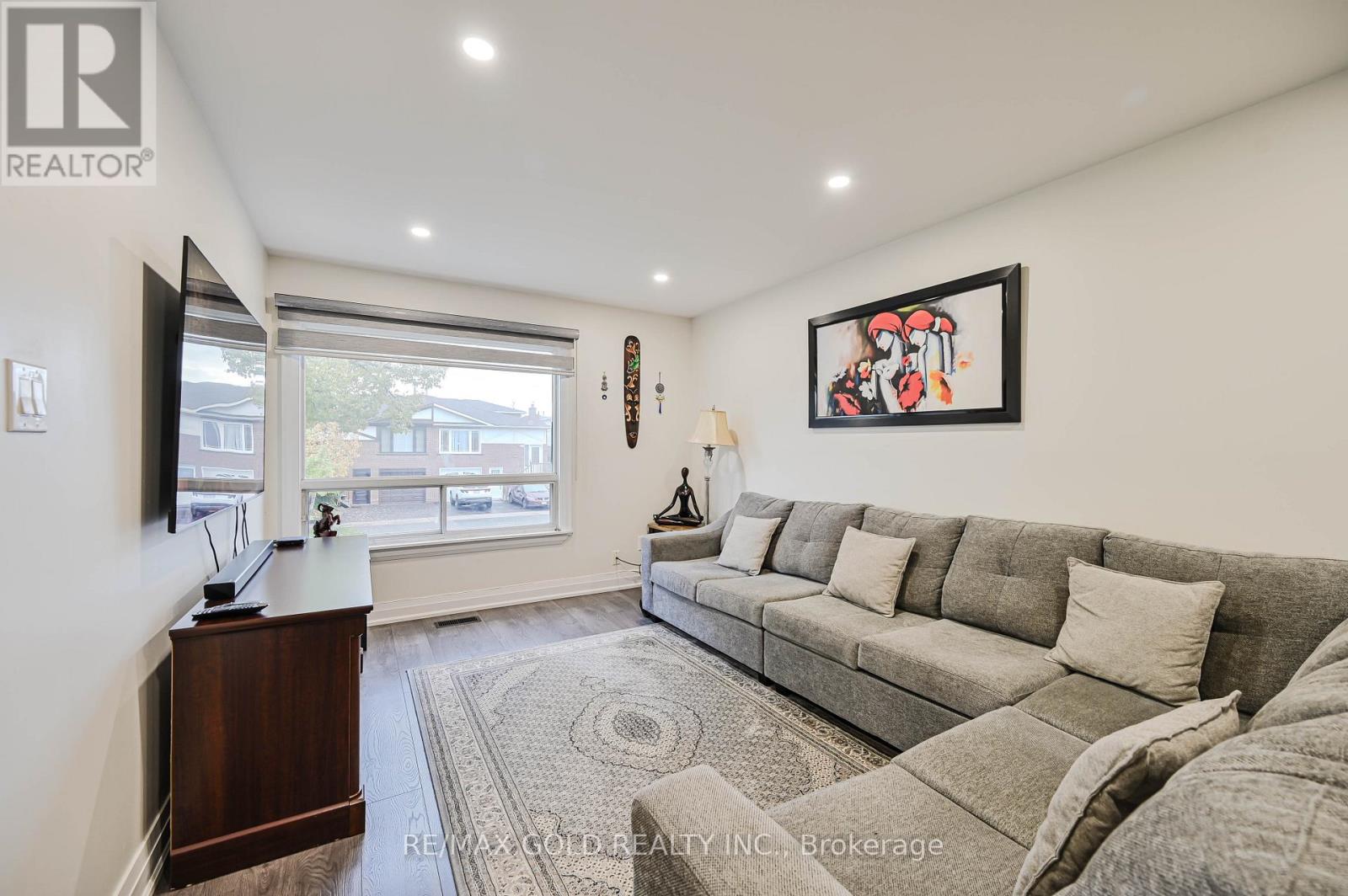 105 Skegby Road, Brampton, Ontario  L6V 2T8 - Photo 4 - W12498756
