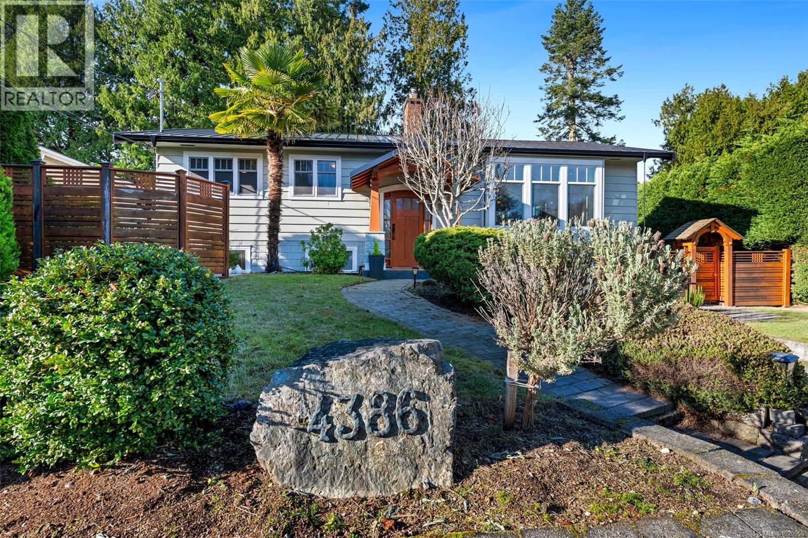 4386 Chartwell Dr, Saanich, British Columbia