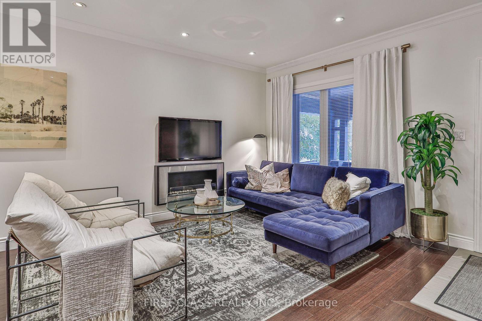 14 Herbert Avenue, Toronto, Ontario  M4L 3P9 - Photo 3 - E12566176