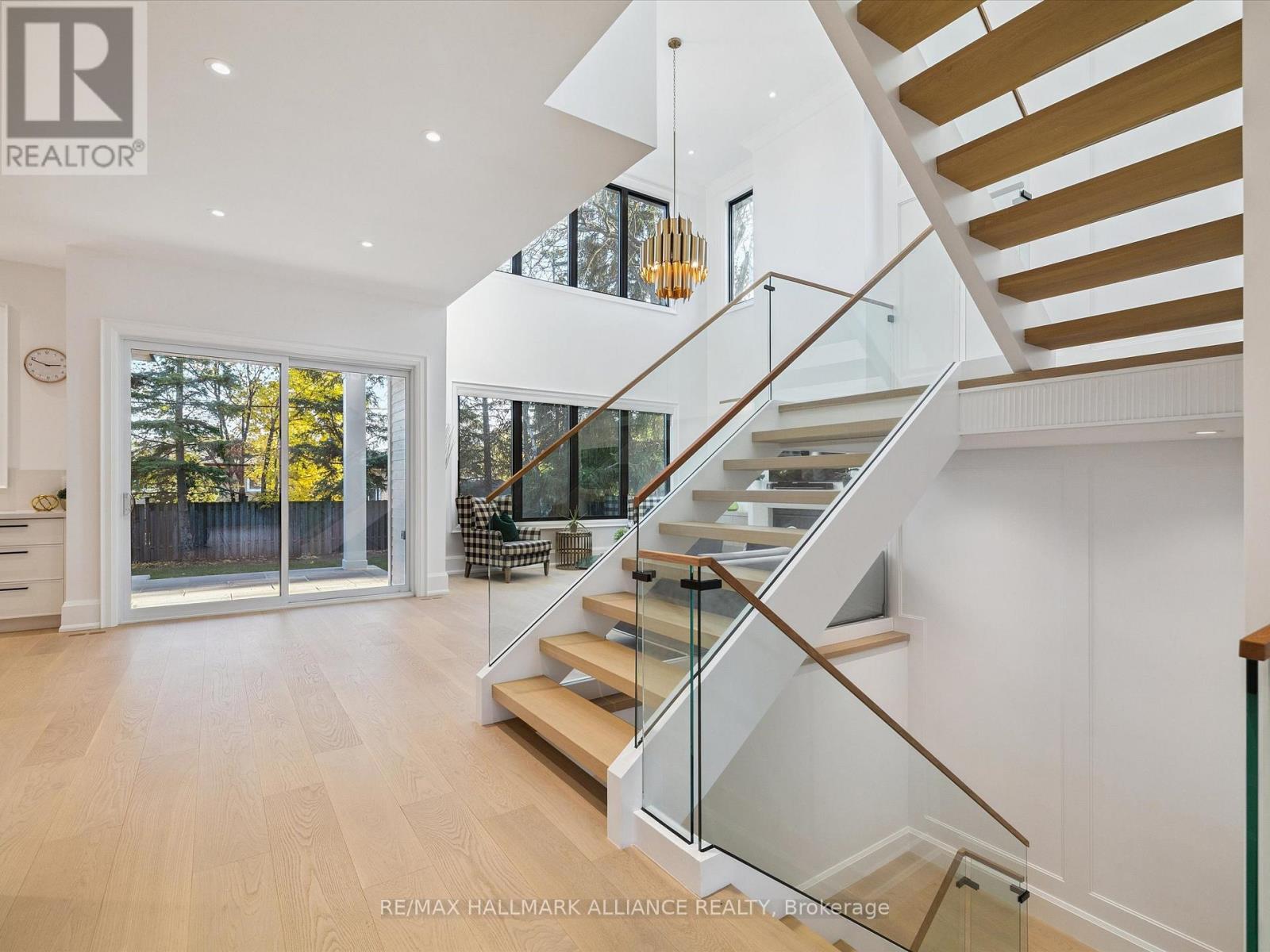 2074 Seabrook Drive, Oakville, Ontario  L6L 2T9 - Photo 7 - W12567094