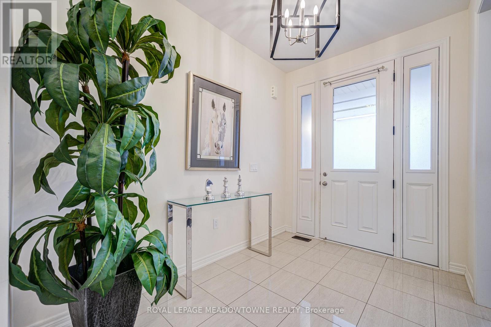 95 Beckett Avenue, East Gwillimbury, Ontario  L9N 0S6 - Photo 3 - N12567354