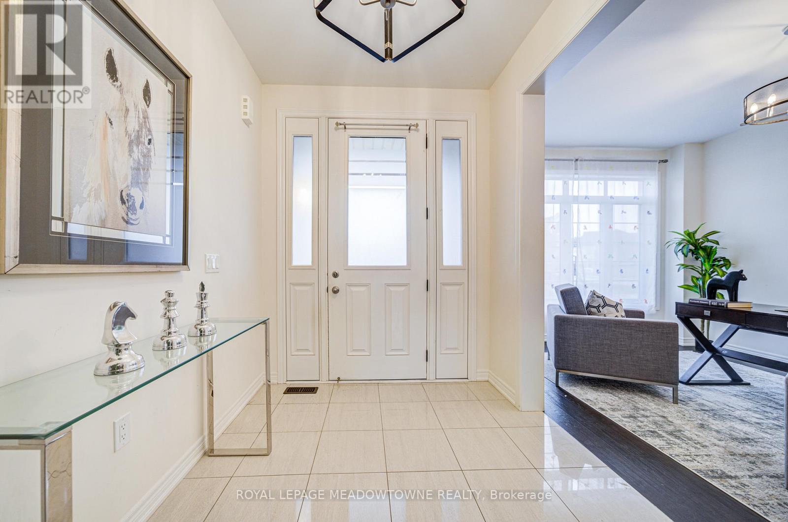 95 Beckett Avenue, East Gwillimbury, Ontario  L9N 0S6 - Photo 4 - N12567354