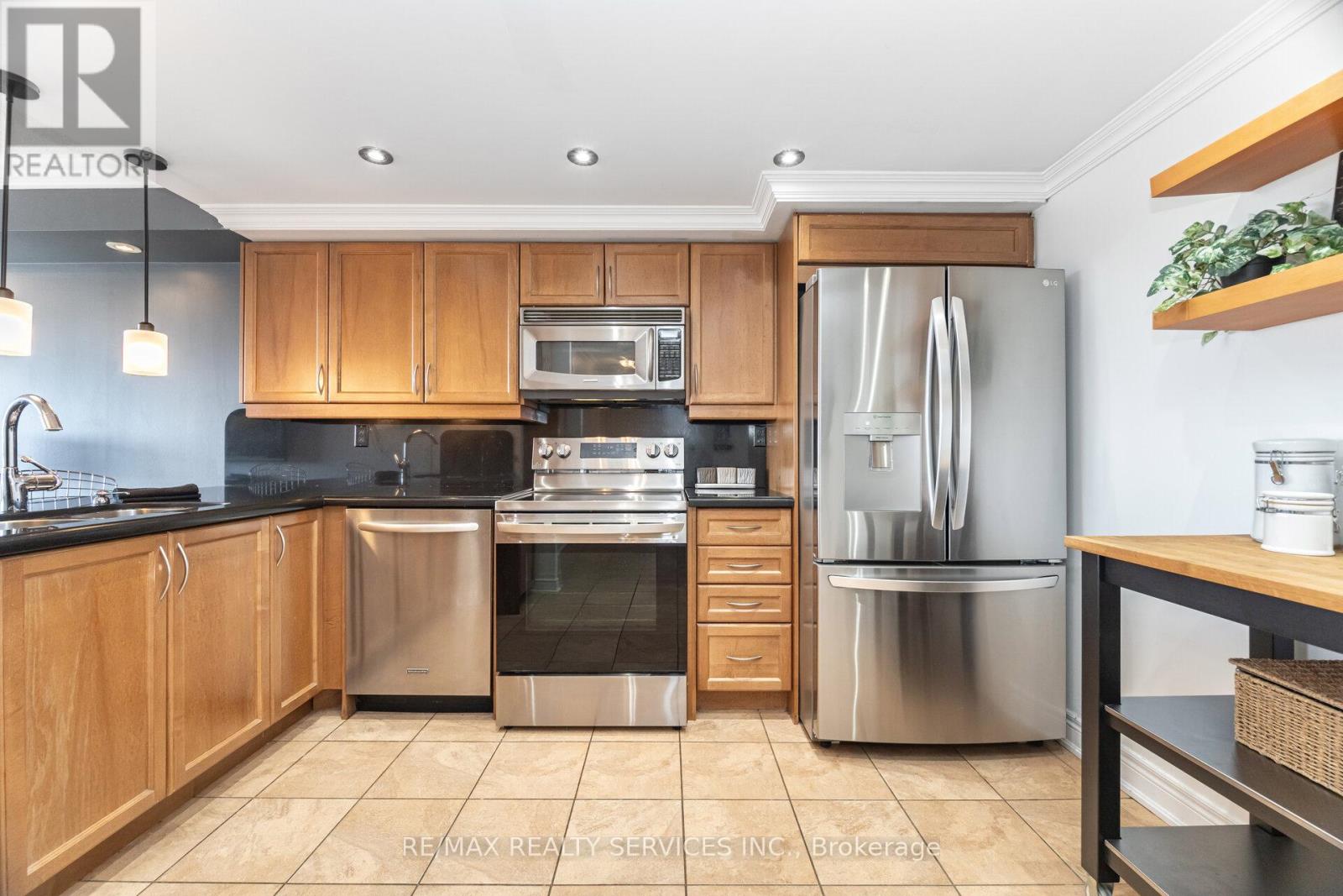 2103 - 24 Hanover Road, Brampton, Ontario  L6S 5K8 - Photo 4 - W12566820