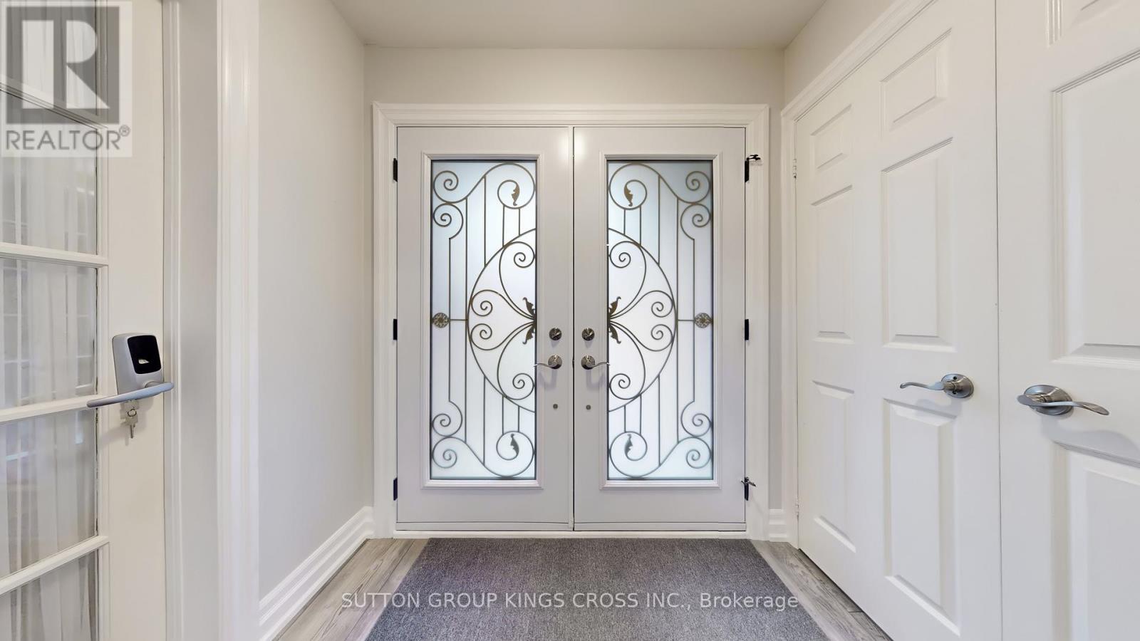 2730 Hammond Road, Mississauga, Ontario  L5K 2M3 - Photo 2 - W12567412