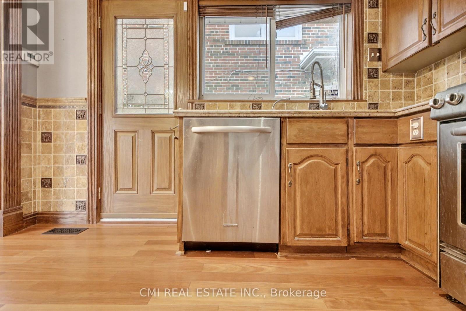 460 Martin Grove Road, Toronto, Ontario  M9B 4M4 - Photo 8 - W12567474