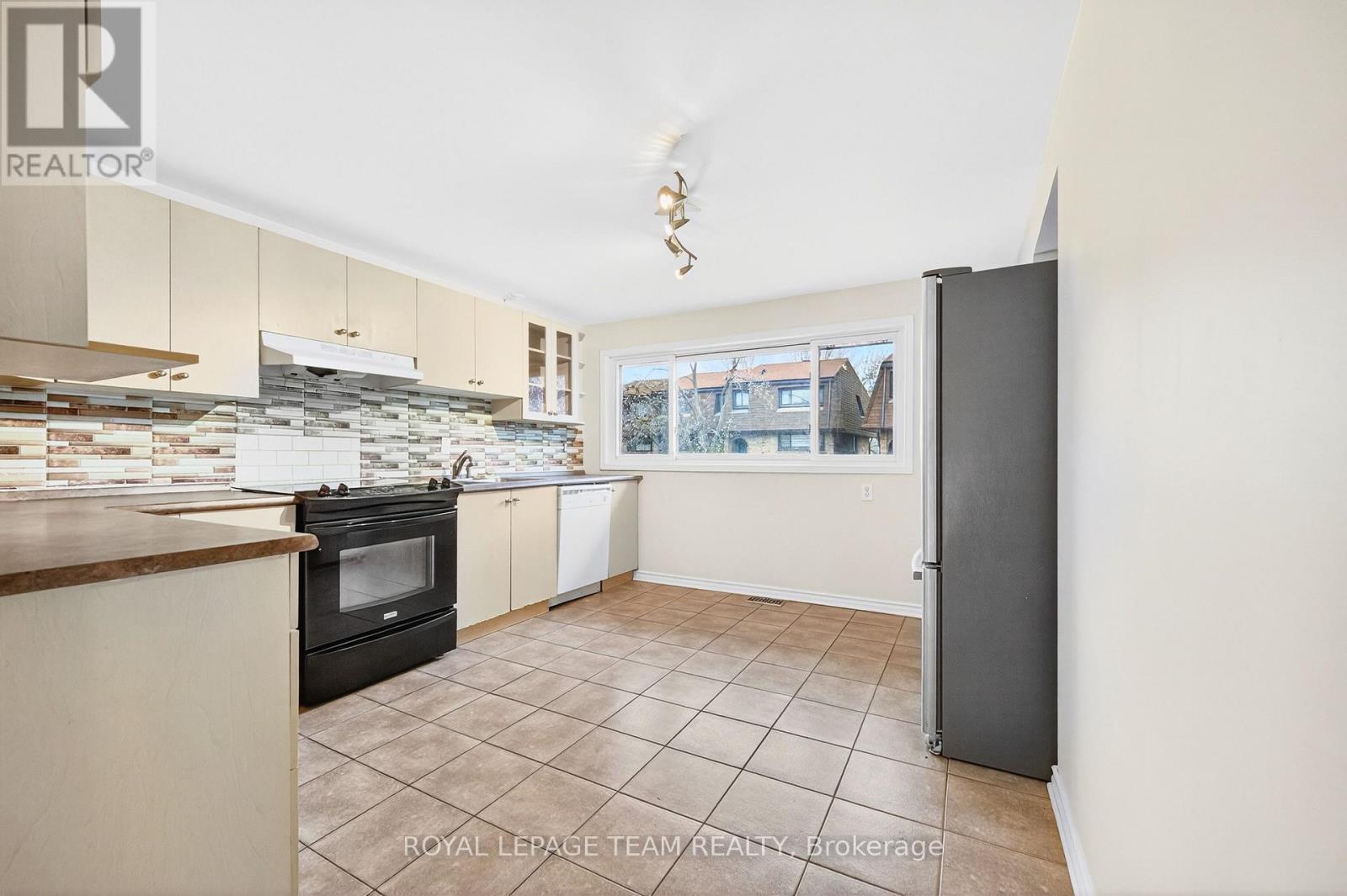 2 - 13 Bertona Street, Ottawa, Ontario  K2G 0W2 - Photo 9 - X12567536