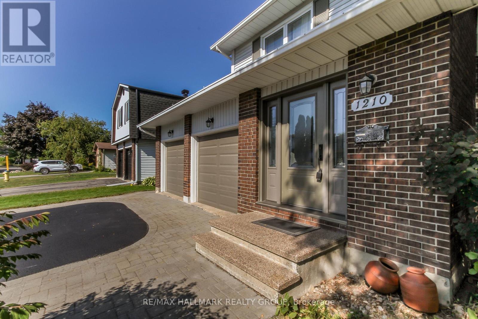 1210 Bordeau Grove, Ottawa, Ontario  K1C 2M7 - Photo 2 - X12567584