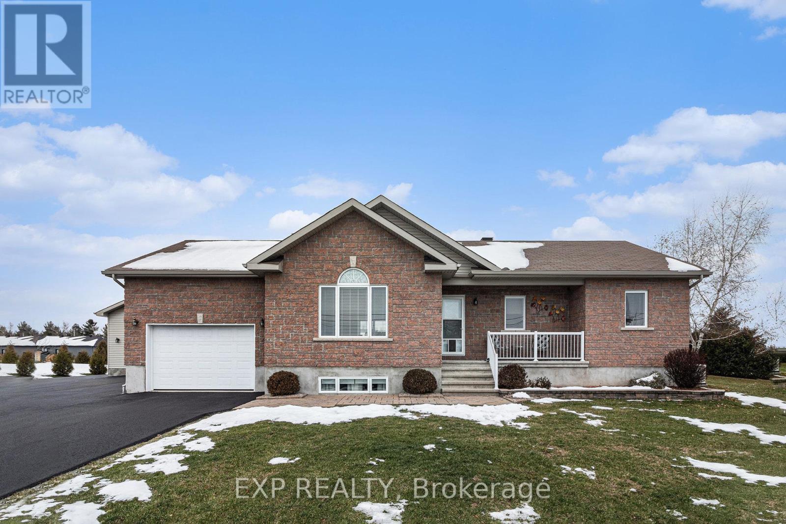 2003 Farisita Drive, Ottawa, Ontario  K0A 3H0 - Photo 2 - X12462674