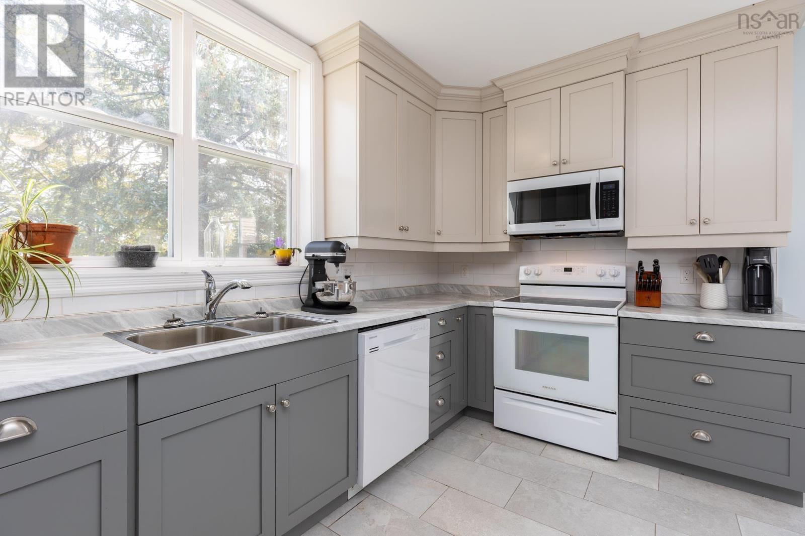 39 Brunswick Street, Yarmouth, Nova Scotia  B5A 2E7 - Photo 9 - 202526748