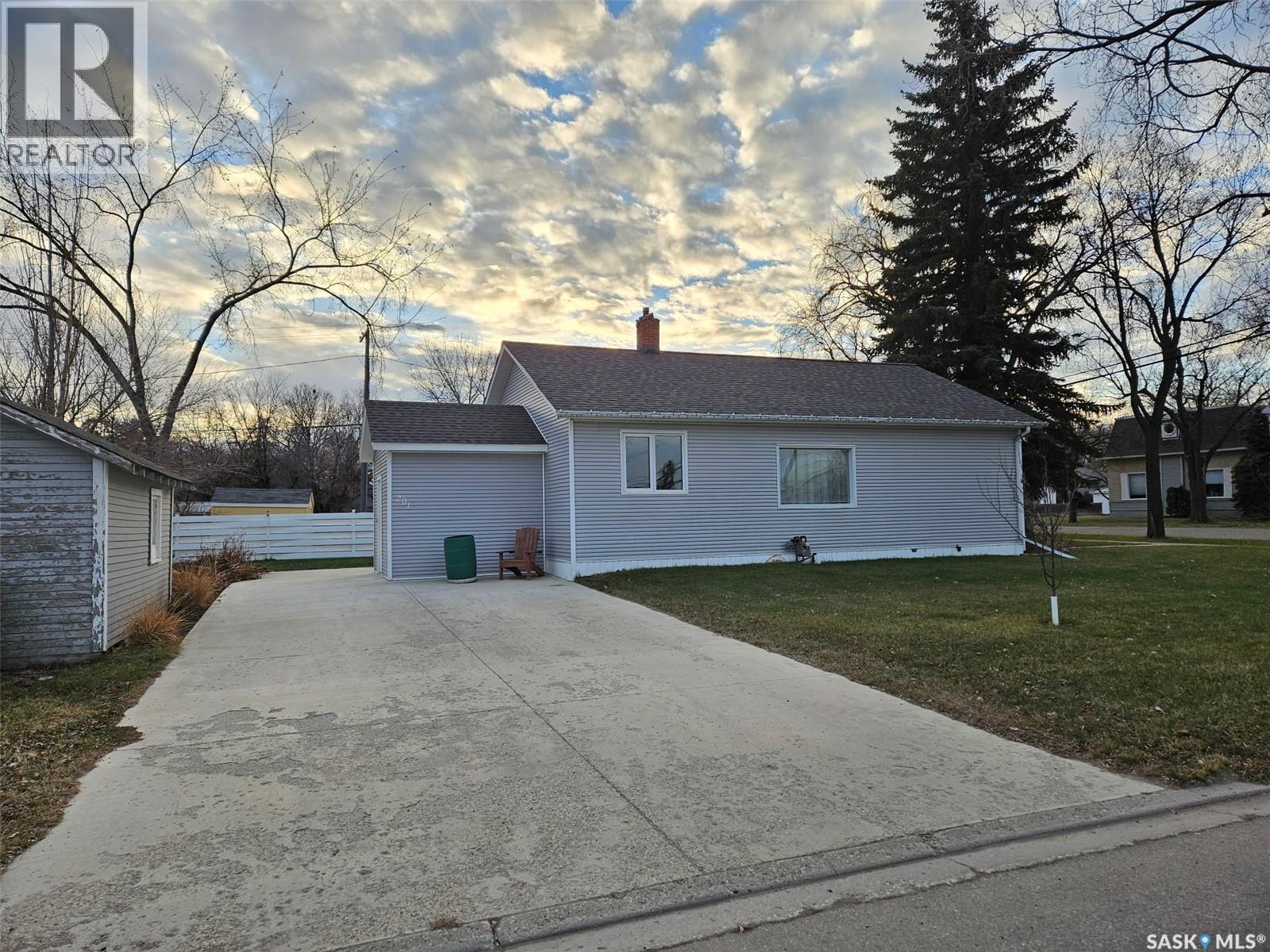 201 Souris Avenue E, Carlyle, Saskatchewan  S0C 0R0 - Photo 2 - SK024512