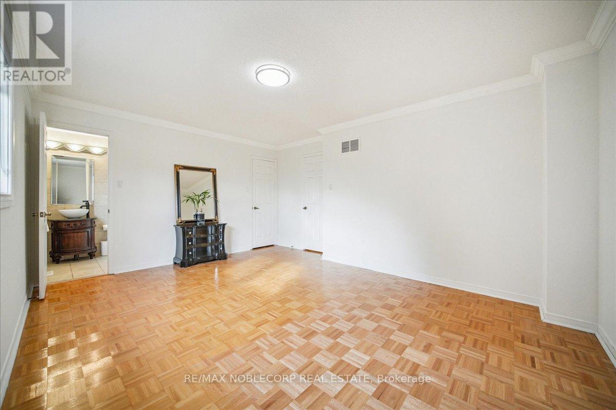 31 Mountfield Crescent, Vaughan, Ontario  L4J 7E9 - Photo 18 - N12567522