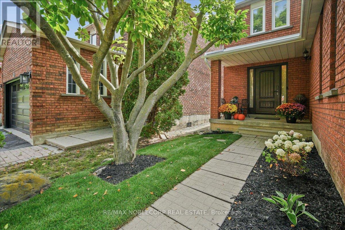 31 Mountfield Crescent, Vaughan, Ontario  L4J 7E9 - Photo 4 - N12567522