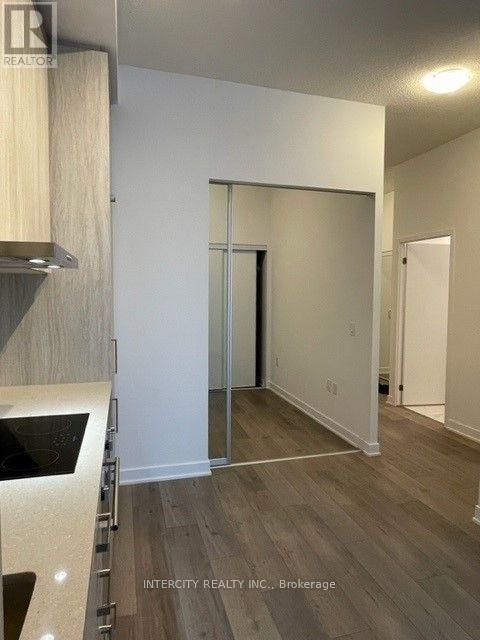 519 - 38 Honeycrisp Crescent, Vaughan, Ontario  L4K 0M8 - Photo 5 - N12567640