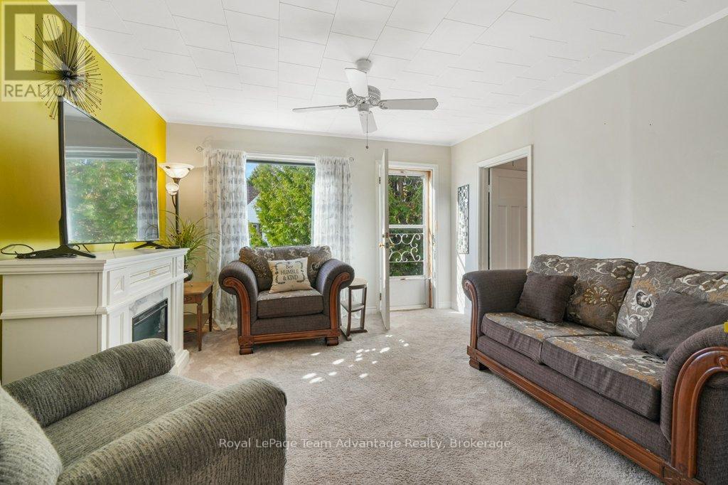 9 Hillcrest Avenue, Parry Sound, Ontario  P2A 1L5 - Photo 11 - X12518426