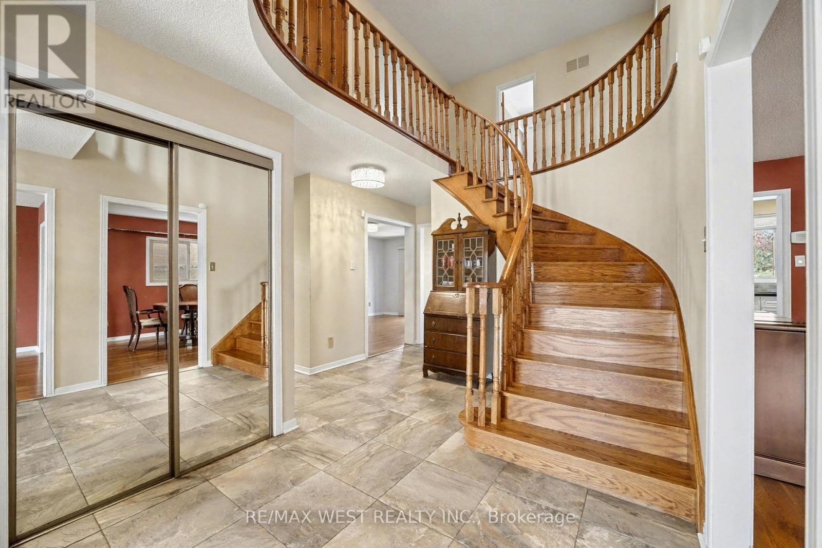 1155 Willowbank Trail, Mississauga, Ontario  L4W 4B9 - Photo 3 - W12567486