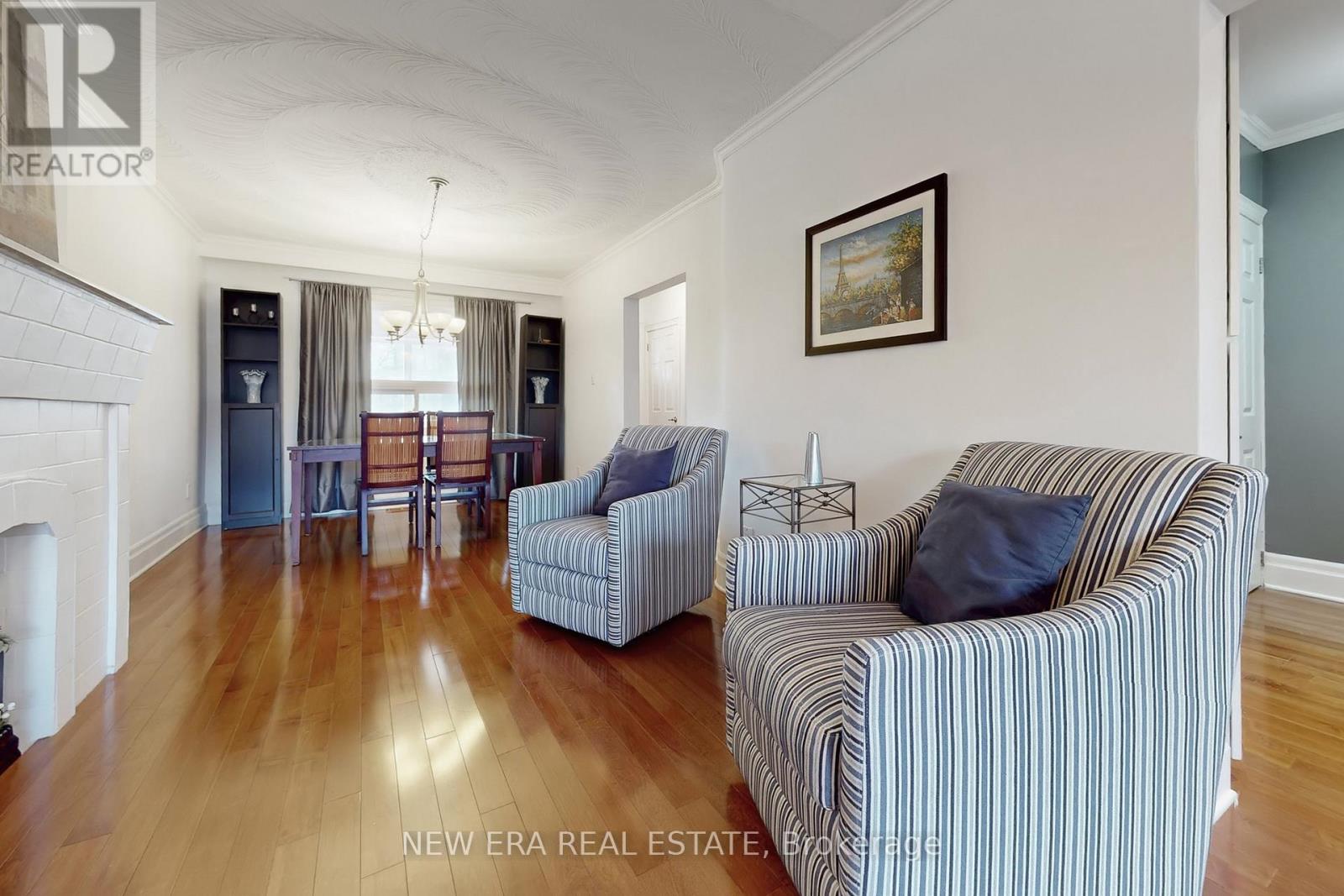 119 Harvie Avenue, Toronto, Ontario  M6E 4K4 - Photo 6 - W12567502