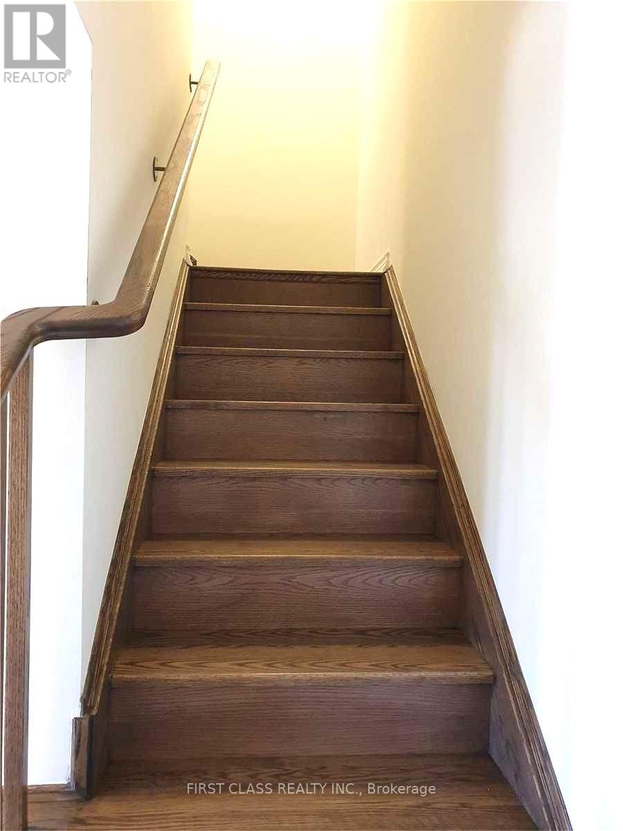 944 Balsam Court, Milton, Ontario  L9E 1R6 - Photo 10 - W12567556