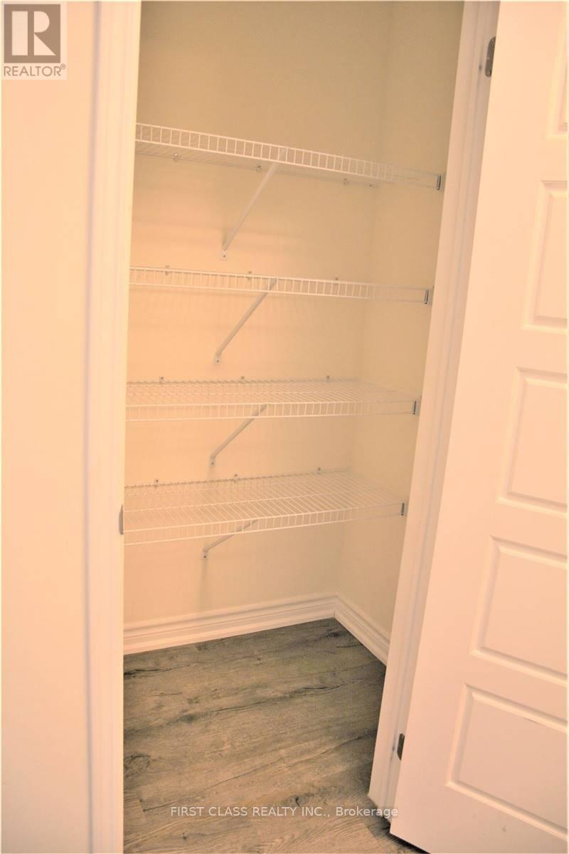 944 Balsam Court, Milton, Ontario  L9E 1R6 - Photo 12 - W12567556